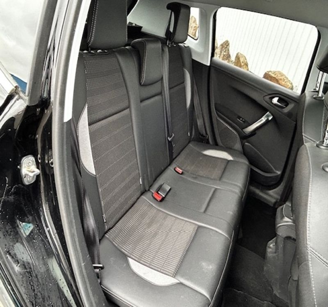 5 img-vehicule.jpgPeugeot
                            img-vehicule.jpg2008