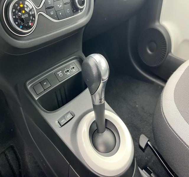 9 img-vehicule.jpgRenault
                            img-vehicule.jpgTwingo III