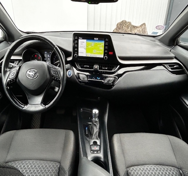 Toyota
                C-HR