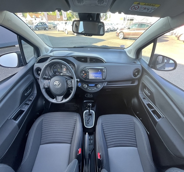 Toyota
                Yaris