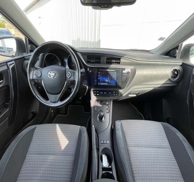 Toyota
                Auris Touring Sports