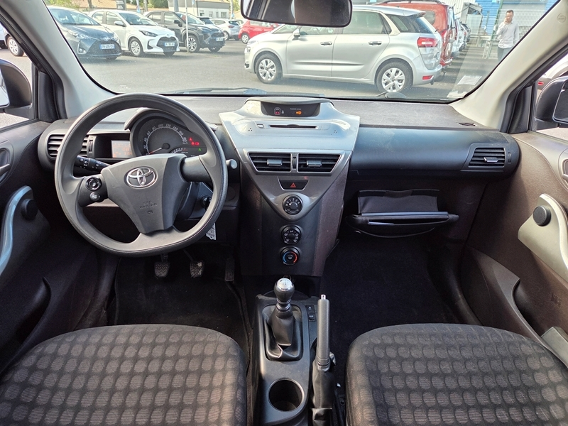 Toyota
                Iq