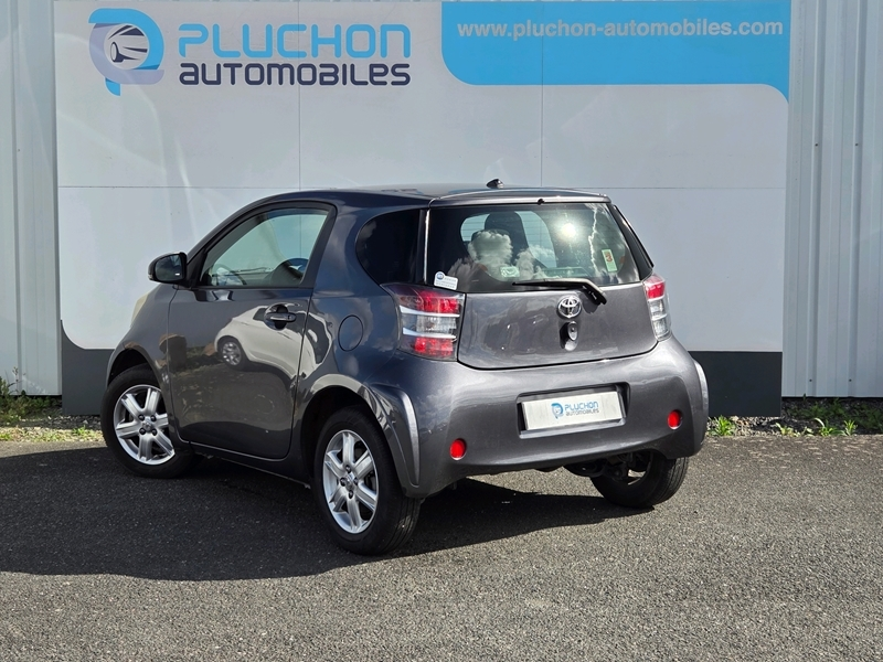 Toyota
                Iq