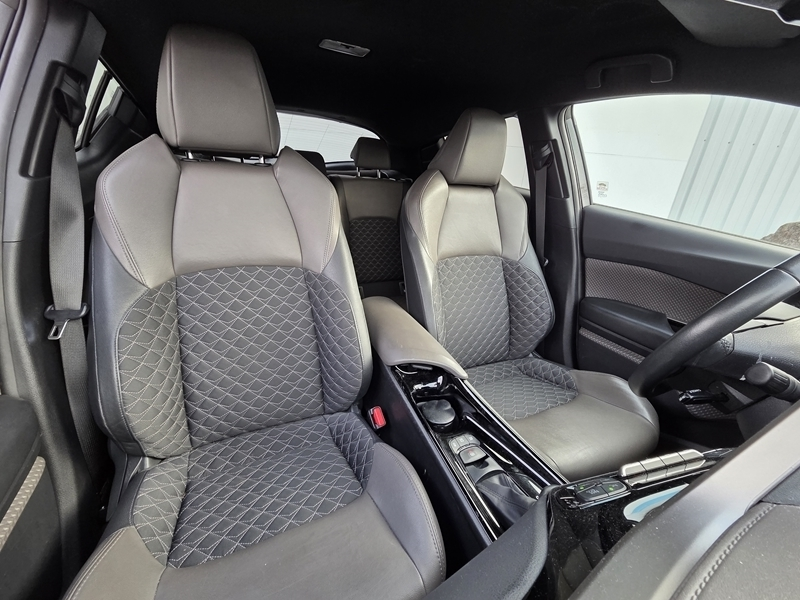 4 img-vehicule.jpgToyota
                            img-vehicule.jpgC-HR