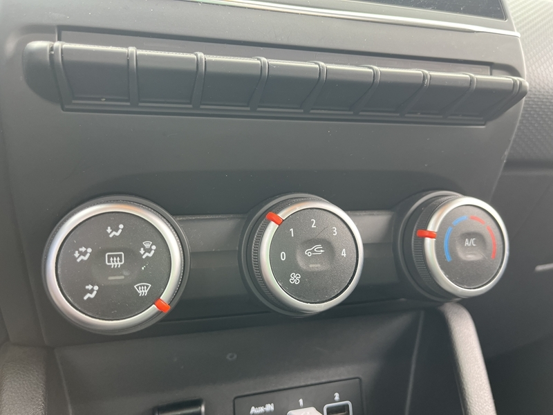 10 img-vehicule.jpgRenault
                            img-vehicule.jpgClio V