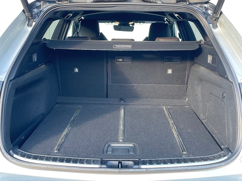 3 img-vehicule.jpgToyota
                            img-vehicule.jpgCorolla Touring Spt