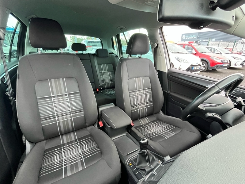 16 img-vehicule.jpgVolkswagen
                            img-vehicule.jpgGolf Sportsvan