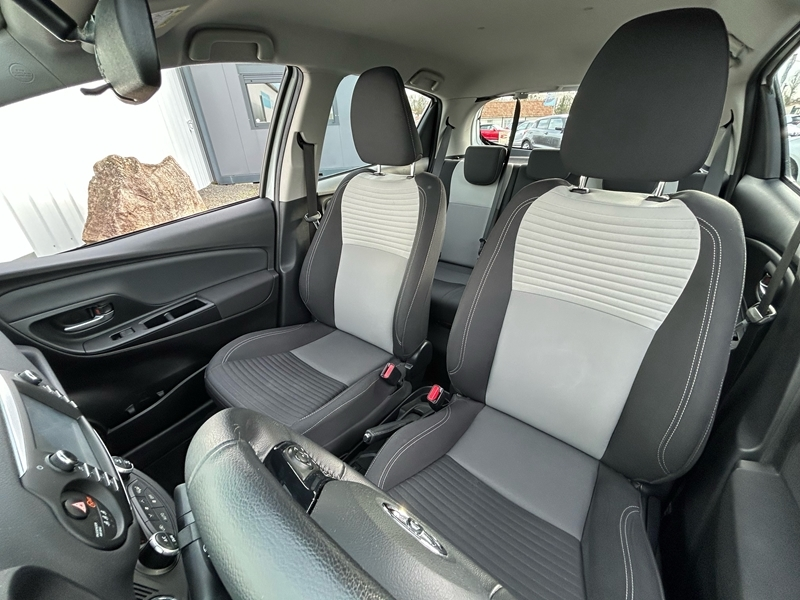 Photo 20 - Toyota Yaris