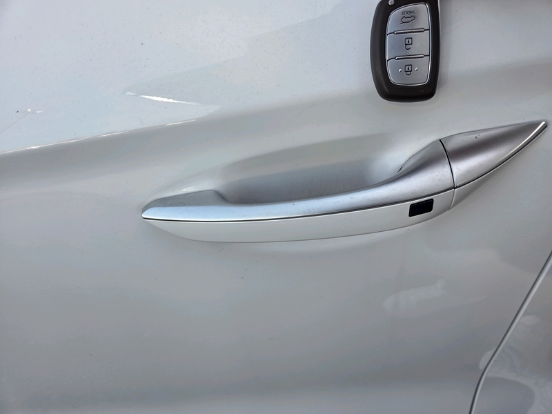 Photo 18 - Hyundai Ioniq