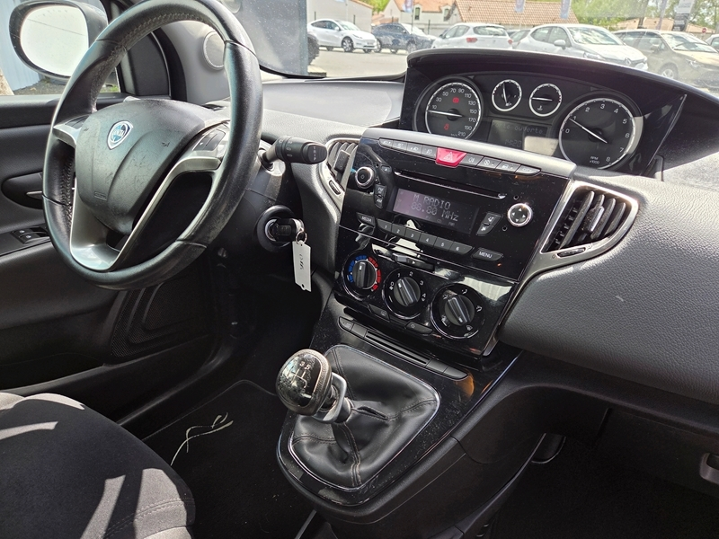 Photo 8 - Lancia Ypsilon