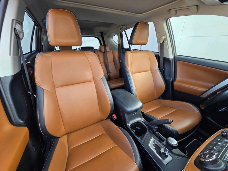 Photo 5 - Toyota RAV4