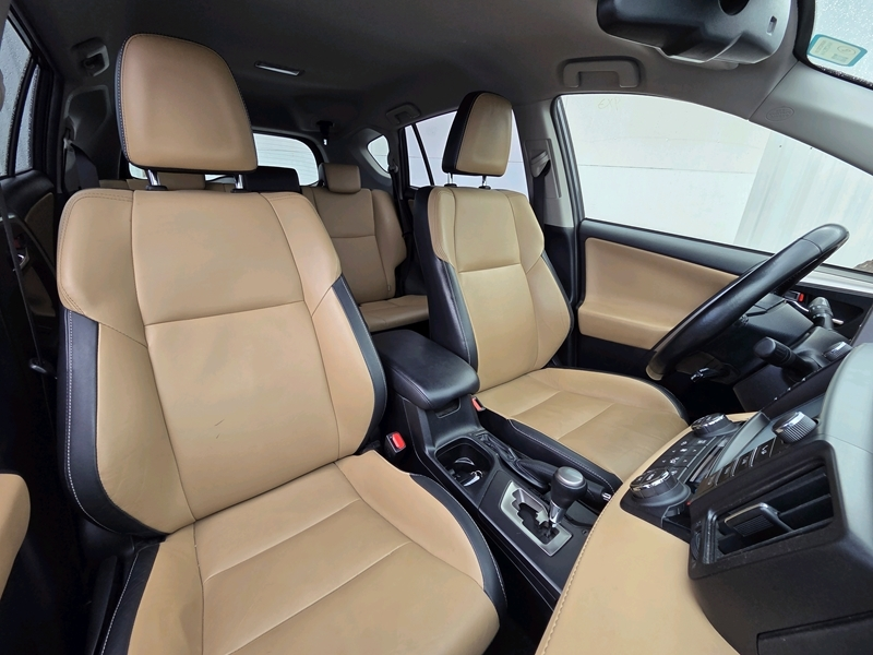 Photo 4 - Toyota RAV4
